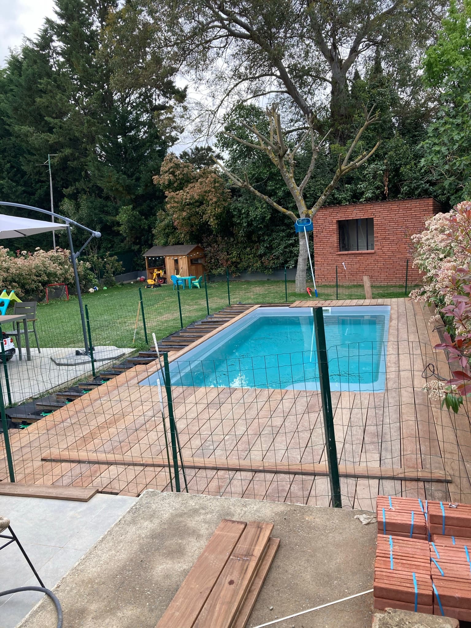 Terrasse de piscine en bois