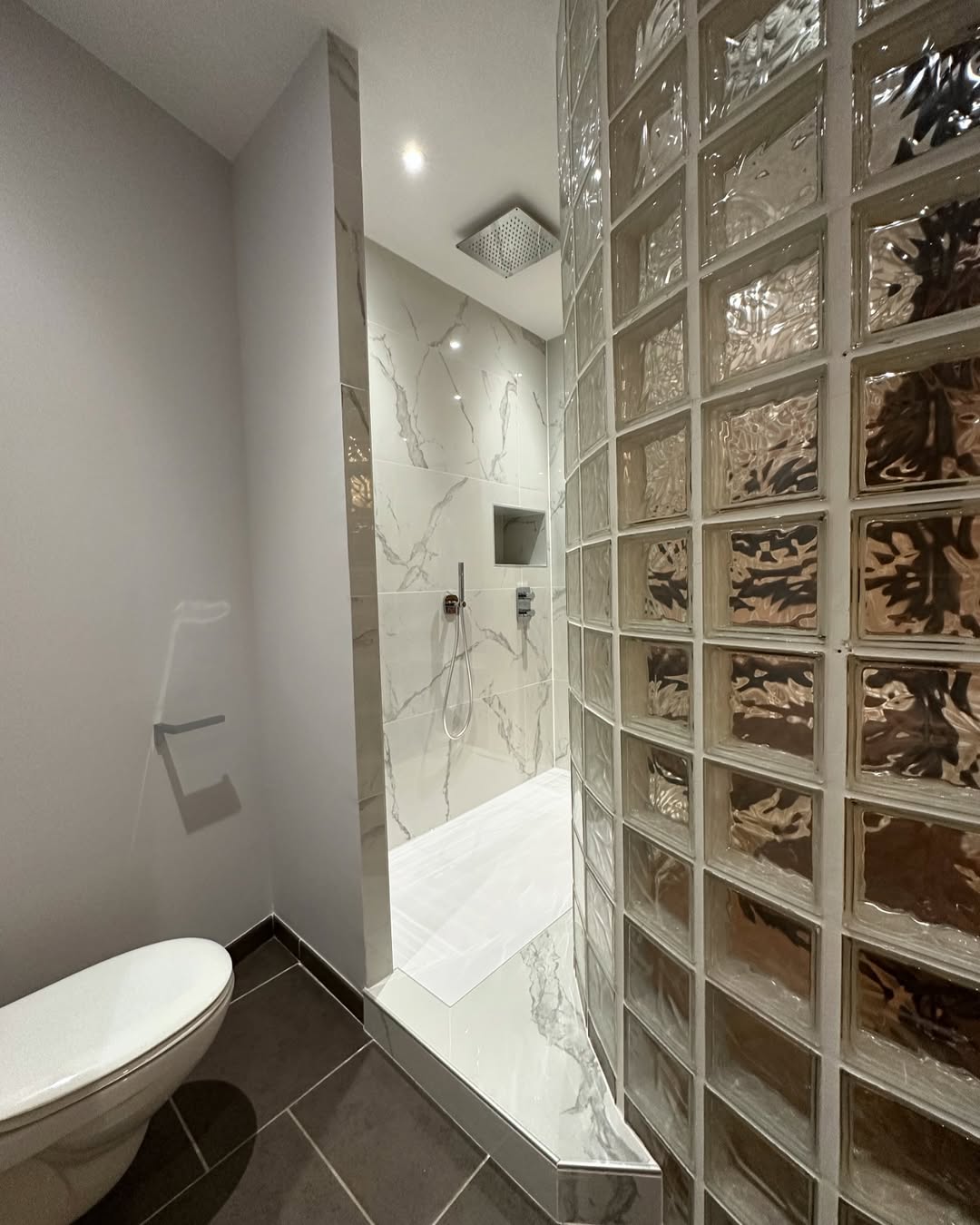 Carrelage grand format en salle de bain: tendance et pose